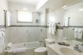 Gated 2 Bedroom Oasis with pool / Beaches & Hipstrip in walking distance - Image 3