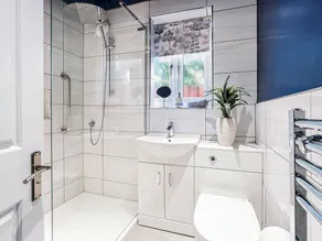 3 bedroom accommodation in Sheffield - Image 2