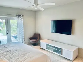Beautiful Mid-Century Modern SFR on the water , 10 minutes from Las Olas Blvd - Image 5