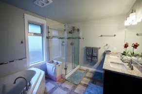 ♠️ Lake View ♠️ Private ♠️ Centrally Located ♠️ Spacious ♠️ Fast Wifi - Image 2