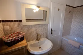 Villa mit Pool, Kinderspielplatz, ruhige Lage - TRAVELER Reiseburo Krk - 2161 - Image 3