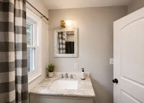 Private King Room w Ensuite Bath in South Bend - Image 2