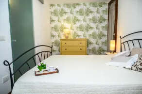 Villa med udsigt over havet omgivet af grønne områder - Image 4