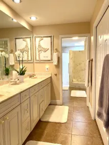 Located near downtown, restaurants and the beach ! - Image 3