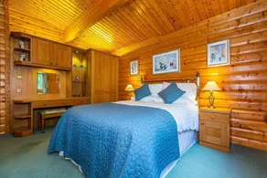 Luxury log cabin with veranda nestled in Kenwick Park, Louth - Image 3