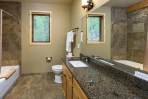 Spectaculaire maison de luxe / cabine, bain à remous, cadre magnifique et privé sur le lac Tumalo, Bend Oregon - Image 4