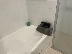 Rymlig lägenhet med ett sovrum med stor balkong - Image 5