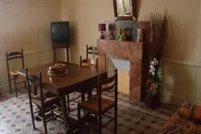 Hus på landet nær en sø - Image 3