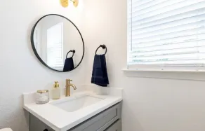 Spacious 2 Bedroom East Riverside Home with Garage and Yard - Image 5