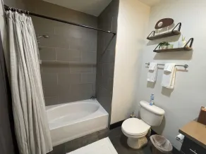 Luxury Top Floor Condo 5 min from Magic Mountain in a resort style gated complex - Image 5