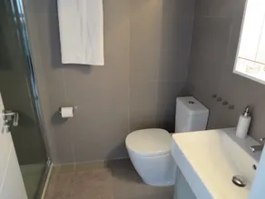 Appartement au 1er étage avec vue sur la mer, wifi gratuit, piscine communautaire. - Image 2