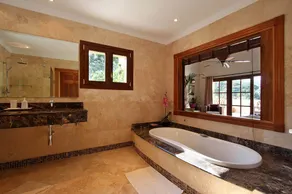 FREE €650 Daily Lux Pack - 7-Bed, Heated Pool - Image 3