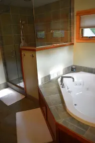 River Ellis Chalet: Cozy Chalet w private Jacuzzi & access to Swimming Pool - Image 3