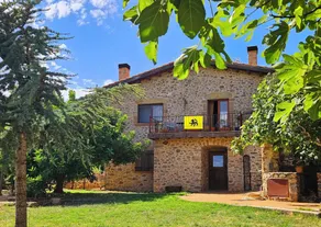 Très jolie maison de campagne rénovée, grand jardin, porche-barbecue et piscine - Image 2