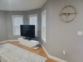 Lovey Spacious 2 Bedroom Apartment 15 min from Airport/Downtown - Image 2