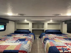 Lakefront luxury 5th wheel on Lake Hudson. No cleaning fees! - Image 3