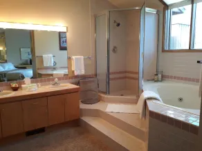 OPSTAIRS MASTER SUITE ON THE 6TH GREEN - Image 4