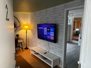 Stylish 1-BDRM, Prime Location - Image 2