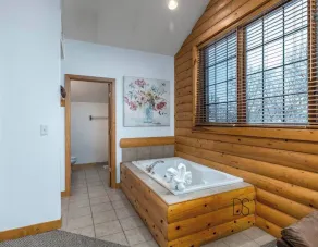 Luxurious Cabin Villa Getaway  - Image 4