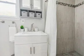 Charming Remodeled 3-BR Bungalow near Attractions - Image 3