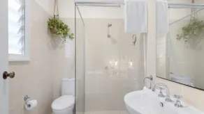 Cosy coastal cottage with AC and walking distance to beach - Image 3