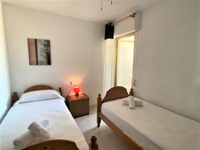 Bright and spacious 3 bedroom frontline with stunning views - Image 5