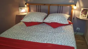 Kleines Einfamilienhaus auf bewaldetem Grundstück mit Pool - Image 3