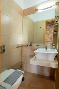 Lyx nybyggd stenvilla med privat pool-jacuzzi, perfekt för avkoppling. - Image 4