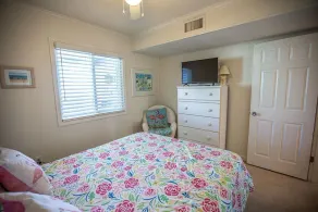 Condo lumineux et aéré de niveau supérieur avec vue sur l'océan et les voies navigables! - Image 5