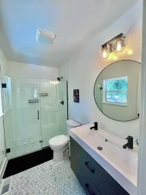 Gem in Milwaukie 2 bedroom - 2 Bathroom -  Huge yard - Image 4