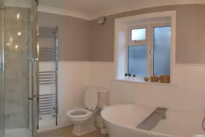 Spacious 2-Bedroom Family Flat in Iver Heath - Image 3
