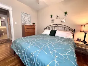 Family-Friendly, King & Queen beds, steps to Metrolink+ Off-Street Parking - Image 4