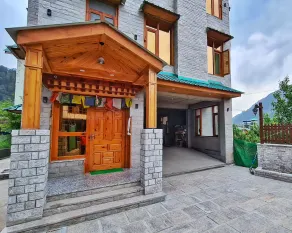 An upscale Homestay in midst of mountains & apple orchards - Image 5
