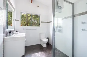 Shell Cottage: Spacious Family Accommodation 2 min Walk to Beach & Ocean views - Image 3