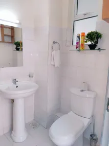 Luxury Gem, Racecourse Gardens with pool and gym - Image 2