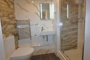 Lovely 2 Bed 2 Bath Flat & Parking by CozyNest - Image 4
