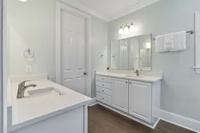 Moderne et entièrement rénové avec piscine privée! - Image 3