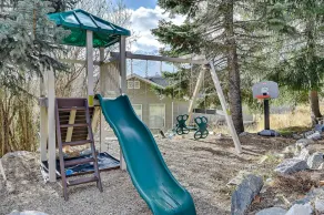 Quiet Mountainside home with amazing views just 15 minutes from skiing and town! - Image 2