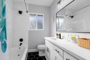 4016 Upper A · 3b1b Newly Remodeled Unit/3 mins to Gas Works Park - Image 2