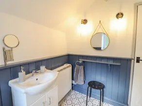 1 HENDOM, character holiday cottage, with open fire in Llangollen - Image 3