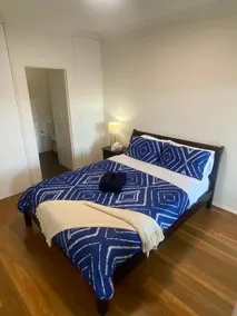 Lovely 2 bedroom apartment with city views - Image 5