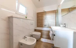 Hus ved stranden i Gustirna - Image 4