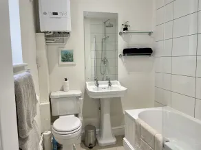 Large luxury 1 bed flat with off street parking & shared garden near town centre - Image 3