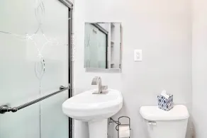 4BR+Parking central townhouse walk to metro&shops - Image 3