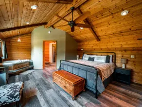 Romantic Secluded Cabin w/ Hot Tub, Private Driftless Escape - Image 4