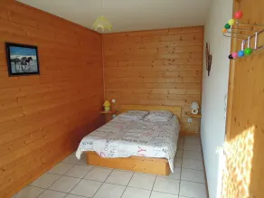 Udlejning af indhegnet hytte med grill og legeplads - Image 4
