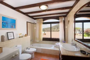 Clara Suite 1: Piscina Ampla, Vistas Deslumbrantes, Terraço, Jardim e Wi-Fi - Image 3