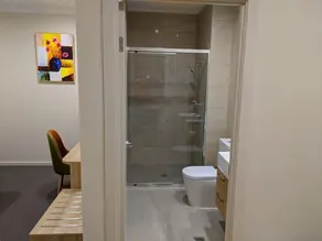 Stylish, modern king hotel room in Brisbane - Image 3