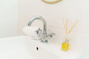 2 Bed Sleeps 6 in Leeds with Smart TV's - Image 3