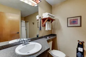 East Peoria Stays: Rustic to Modern, River Views, Pools & Free Breakfast - Image 5